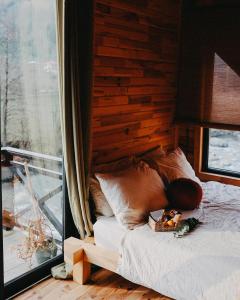 1 cama en una habitación junto a una ventana en Şana Yaşam Köyü, 