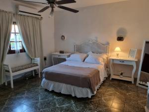 White House - Hospedaje con Desayuno في لا ريوخا: غرفة نوم بسرير ومروحة سقف