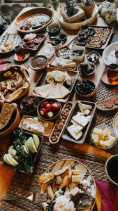 una mesa con muchos platos de comida. en Şana Yaşam Köyü, 