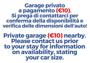 una casella di testo bianca con le parole garage privato un paparazzo un paparazzo di Residenza La Reggia a Caserta