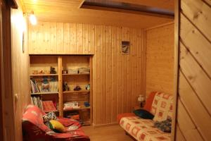 a room with a book shelf and a couch at GITE DES FUVES in Luisans