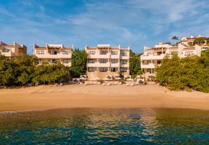 サンタ・クルス・ウアトゥルコにあるCeleste Beach Residences Huatulco Curamoria Collectionのビーチからリゾートの景色を望めます。