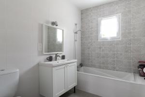 普盧巴拉內克的住宿－Baradoz，一间带水槽、卫生间和镜子的浴室
