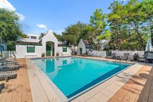 una piscina davanti a una casa di Ocean Serenade a Rosemary Beach