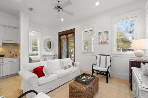 un soggiorno con divano bianco e sedia di Ocean Serenade a Rosemary Beach Altre 42 foto