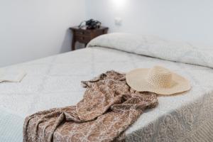 سرير أو أسرّة في غرفة في Ghivine Albergo Diffuso
