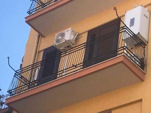 un balcone con aria condizionata in un edificio di Casa del Corso a Licata