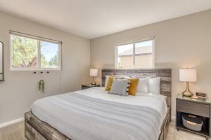 um quarto com uma cama grande e 2 janelas em Topo - In-town Rancher W- Backyard Oasis! em Fruita