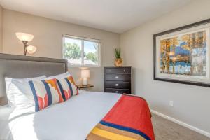 um quarto com uma cama e um quadro na parede em Topo - In-town Rancher W- Backyard Oasis! em Fruita