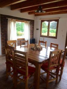 a wooden table and chairs in a living room at Cabañas La Ufu in Golondrinas