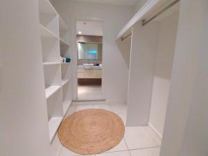 Katil atau katil-katil dalam bilik di Darwin Harbour Suite