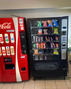ein Getränkeautomat neben einer Soda-Maschine in der Unterkunft HomeTowne Studios by Red Roof East Lansing - Okemos in Okemos
