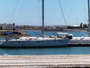 Ein weißes Boot liegt in einem Hafen. in der Unterkunft Casa Bateira in Figueira da Foz
