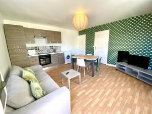 una sala de estar con un sofá y una mesa en Bienvenue chez vous, Déplacement Pro, en Mondeville