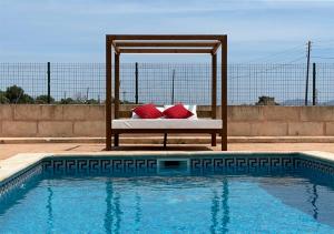 カンポスにあるSon Sea Villaのプールサイドのベッド(枕付)