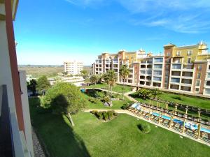 eine Luftaufnahme eines Resorts mit einem Park in der Unterkunft PRECIOSO APARTAMENTO EN PRIMERA LÍNEA DE PLAYA in Isla Canela