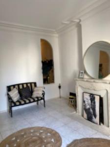 uma sala de estar com um sofá e uma lareira em spity em Aigues-Mortes