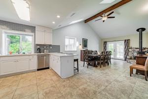 A kitchen or kitchenette at Balboa Rendezvous