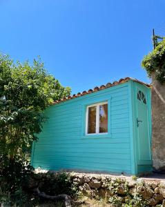 un cobertizo azul con una ventana y una puerta en Little California - Adorable Studio Indépendant en Cagnes-sur-Mer