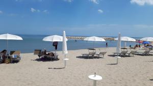 キオッジャにあるResidenza Nettunoの浜辺の椅子・傘