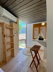 Habitación con mesa de madera y taburete. en Little California - Adorable Studio Indépendant en Cagnes-sur-Mer