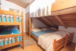 een slaapkamer met 2 stapelbedden en een ladder bij Apartman A1 Blidinje, Ranch Mikulic in Čuljci