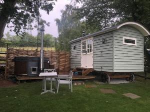 Gallery image of Romantic Shepherds hut with stunning sunsets in Hollingbourne