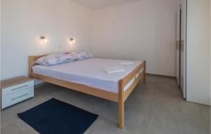 um quarto com uma cama com um livro em Cozy Apartment In Senj With Kitchen em Senj