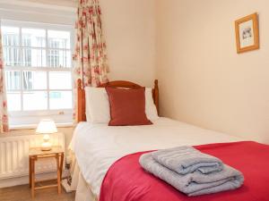 - une chambre avec un lit et une couverture rouge dans l'établissement Stone Ledges, à Keswick