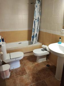La salle de bains est pourvue de toilettes et d'un lavabo. dans l'établissement Las encinas Golf y Playa, à Ayamonte