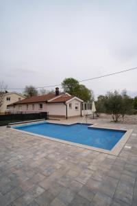 uma piscina em frente a uma casa em Holiday Home Slap Koćuša em Ljubuški