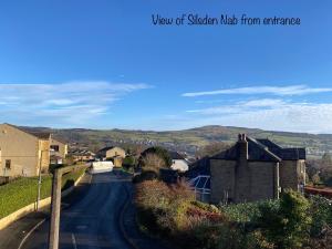 uitzicht op een straat in een klein dorp bij Moll’n’Cliff in Silsden