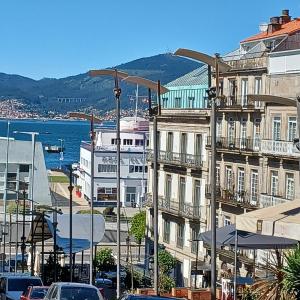 vistas a una ciudad con edificios y agua en Loft Turístico, en Vigo