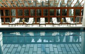 ein Swimmingpool mit Stühlen und einem Gebäude in der Unterkunft Quarto inteiro, Condomínio Vista Azul, Pedra Azul in Domingos Martins