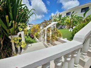 Um jardim no exterior de Adonai Hotel Boutique