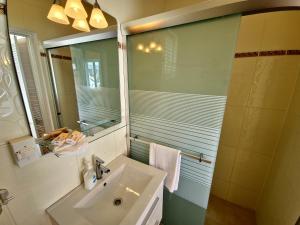 Uma casa de banho em Adonai Hotel Boutique