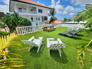 Um jardim no exterior de Adonai Hotel Boutique