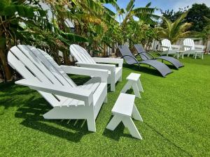 Um jardim no exterior de Adonai Hotel Boutique