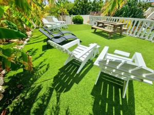Um jardim no exterior de Adonai Hotel Boutique
