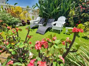 Um jardim no exterior de Adonai Hotel Boutique