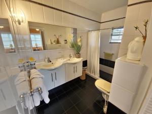 Uma casa de banho em Adonai Hotel Boutique