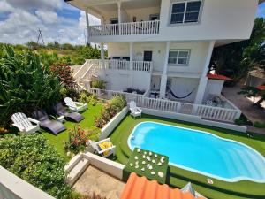 una vista aérea de una casa con piscina en Adonai Hotel Boutique, en Willemstad