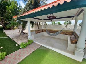 Um jardim no exterior de Adonai Hotel Boutique