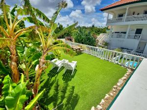 Um jardim no exterior de Adonai Hotel Boutique