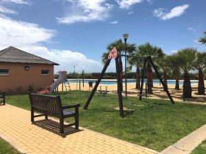 park z placem zabaw ze zjeżdżalnią i huśtawką w obiekcie APARTAMENTO PREMIUM A 1,8KM DE LA PLAYA w mieście Isla Canela
