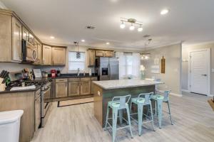 Cucina o angolo cottura di 3 BR Newly Remodeled Home With Farm Style Decor