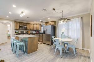 A cozinha ou cozinha compacta de 3 BR Newly Remodeled Home With Farm Style Decor
