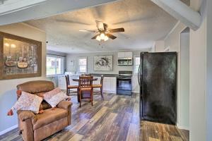 Seating area sa Pet-Friendly Somerset Cottage Near Boat Ramps!
