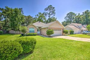 une maison avec une allée et un garage dans l'établissement Cozy-Modern Pensacola Home Large Yard, Grill, à Pensacola