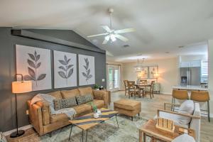 - un salon avec un canapé et une table dans l'établissement Cozy-Modern Pensacola Home Large Yard, Grill, à Pensacola